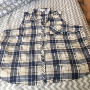 Maurice’s sleeveless light cotton shirt